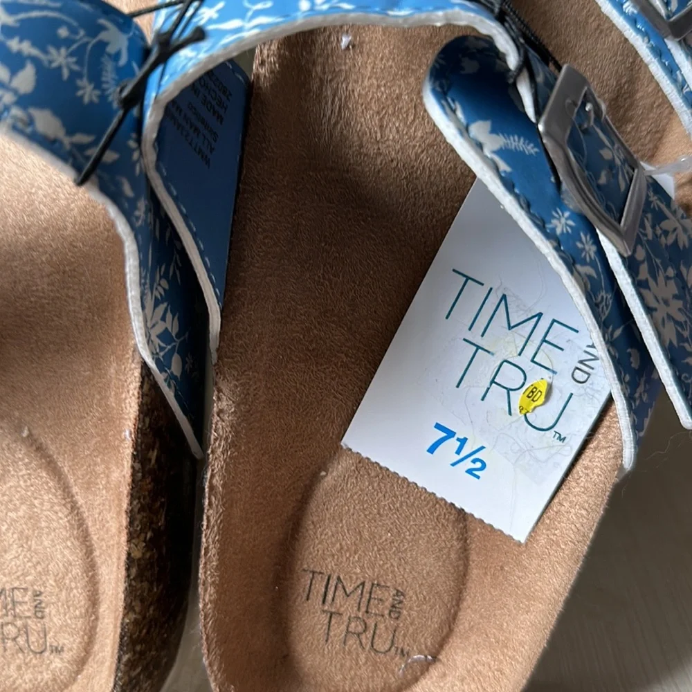 NWT women’s sandals size 7.5 blue & white floral with adjustable buckles - Picture 5 of 9